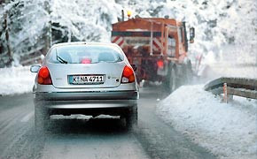 Verkehrssicherheit: Schnelle Hilfe bei Eis und Schnee Winterdienst Salz Streudienst