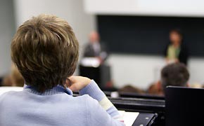Weiterbildung: Zurich fördert Versicherungsnachwuchs SM Imagebild Zuhörer