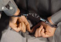 Verdacht des schweren gewerbsmäßigen Betruges Handschellen