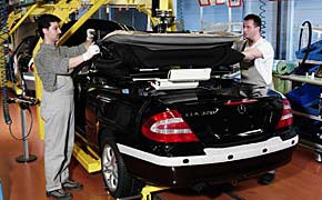 Endmontage Dacheinbau des Mercedes-Benz CLK Cabriolets bei Karmann