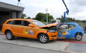 Crashtest: Fiat 500 ohne Chance gegen Audi Q7