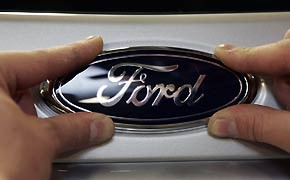 GM/Chrysler-Insolvenzen: Ford will Marktanteile gewinnen Ford Logo Montage