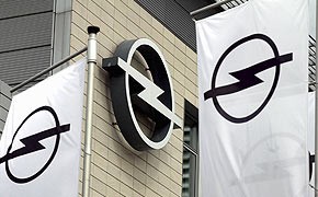 Opel: Krisentreffen und Streit nach Bitte um Staatshilfen Opel Fahnen Logo