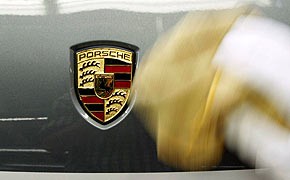 Investorengespräche: Porsche wähnt sich "auf gutem Weg" Porsche Logo poliert