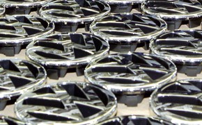 Entscheidung: VW-Gesetz von Regierung beschlossen VW Logos Produktion