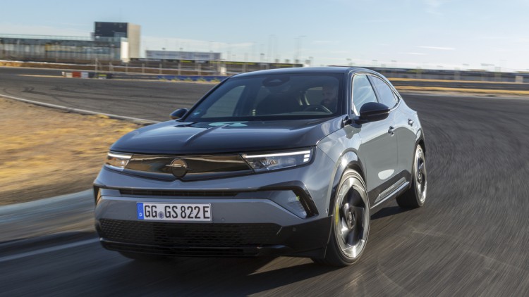 Opel Mokka GSE fahren von vorn auf einer Rennstrecke bei Madrid fotografiert