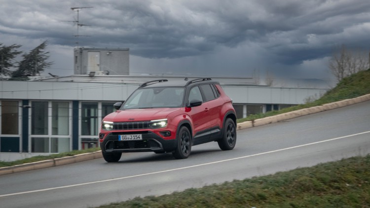 Mitzieher von vorn vom Jeep Avenger, rot lackiert mit schwarzem Dach