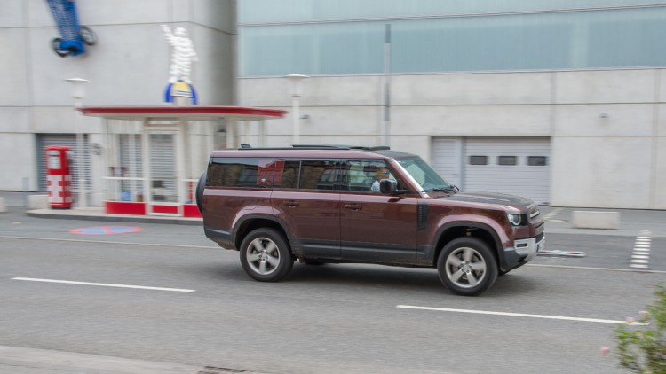 Defender 130 schräg von der Seite fotografiert während der Fahrt