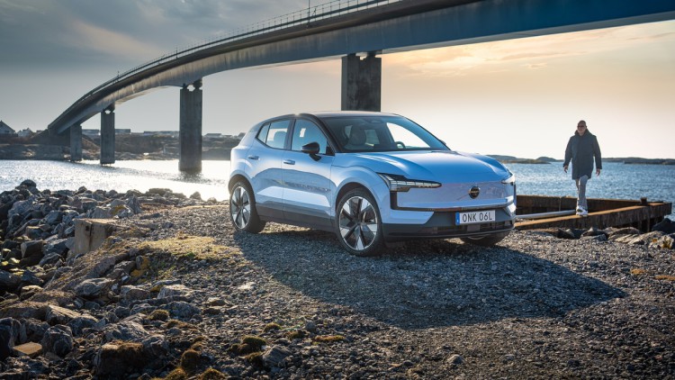 Volvo EX30 mit riesiger Brücke im Hintergrund