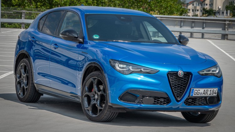 Alfa Romeo Stelvio in Misanoblau Abschlussfoto schraeg von vorn aufgenommen