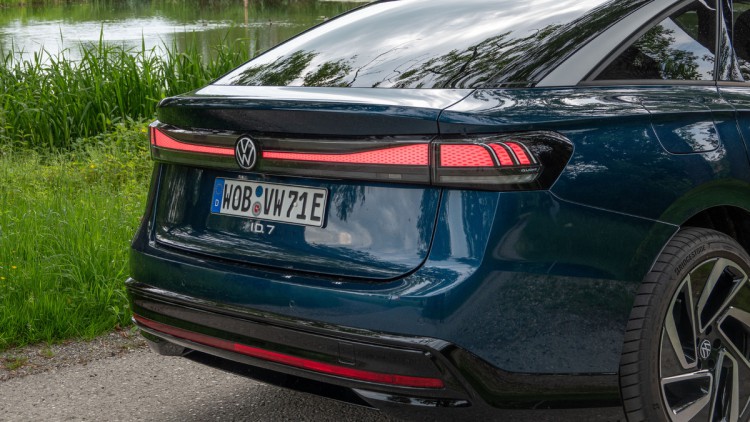 VW ID.7 Pro Heckansicht mit eingeschaltetem Rücklicht