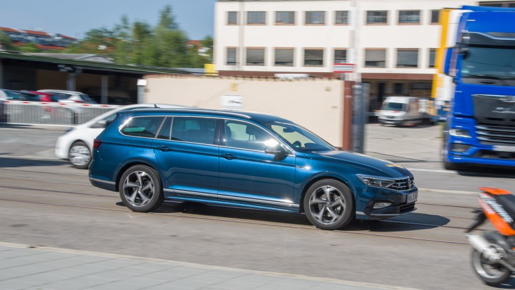 VW Passat Kombi in blau Mitzieherfoto in München auf der Straße