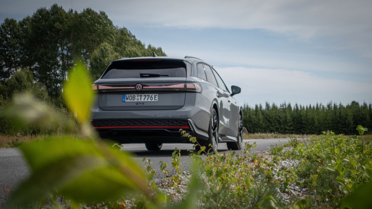 VW ID.7 Tourer GTX in der Heckansicht mit einer Unschärfe im Nahbereich