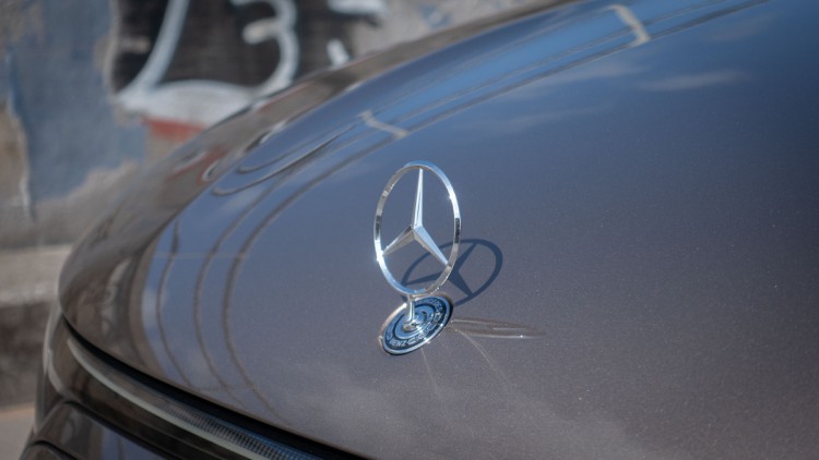 Mercedes-Stern auf der Motorhaube des VLE 300 electric
