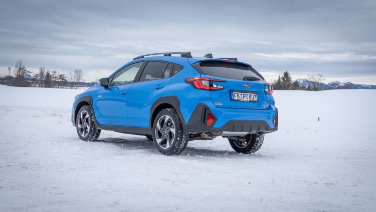 Subaru Crosstrek von hinten in Oasis Blue (babyblau) auf Schnee