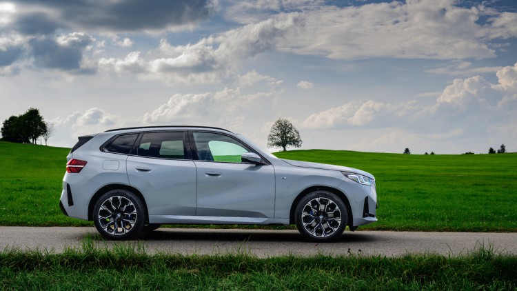 BMW X3 20 xDrive fotografiert im Stand von der Seite