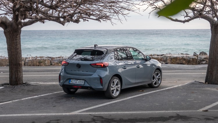 Opel Corsa facelift schräg von hinten fotografiert