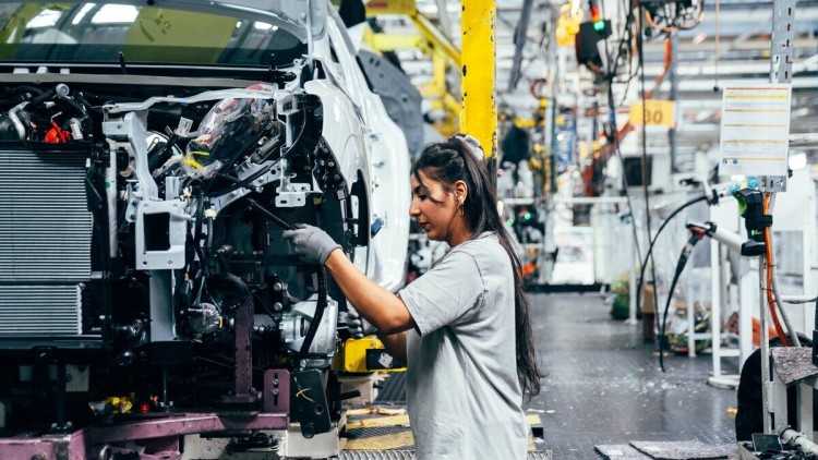 Etwa 6.000 Menschen arbeiten rund um die Uhr in drei Schichten.
