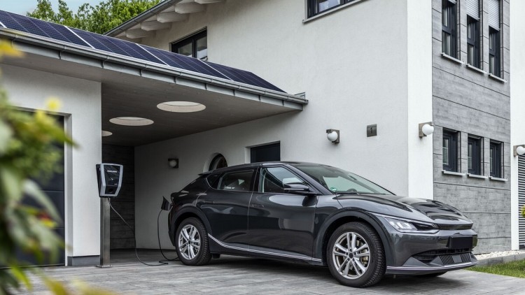 Geht es nach Plänen der EU-Kommission, sollen schon bald neue E-Autos verpflichtend mit Bidi-Technik ausgestattet sein.