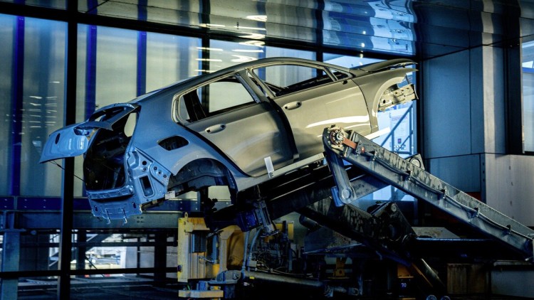 Die Zahl der Beschäftigten in der deutschen Autoindustrie sinkt.