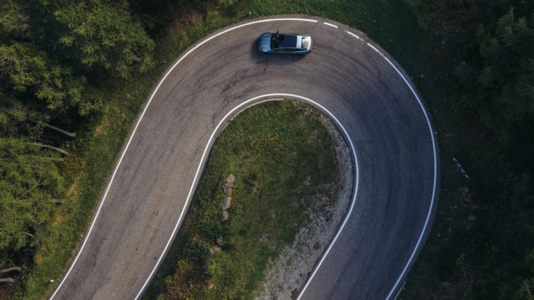Kurven-Fahrspaß: Der knapp drei Tonnen schwere Mercedes EQS vermittelt dank Steer-by-Wire fast schon Gokart-Gefühle.