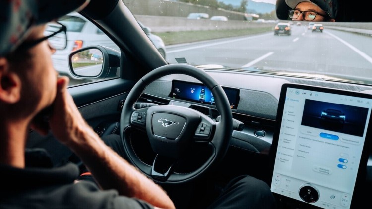 Ford lässt Fahrer auf Autobahnen dauerhaft die Hände vom Lenkrad nehmen