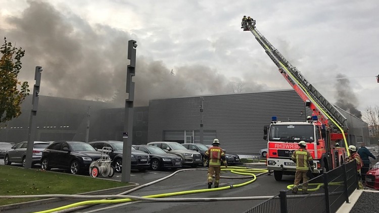 100 Feuerwehrleute im Einsatz: Großbrand bei Audi in Zehlendorf