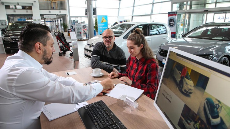 Autokauf; Autohaus; Showroom, Verkauf; Neuwagen; Beratung