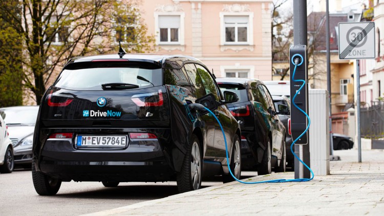 Verband: Mehr Ladepunkte für E-Autos