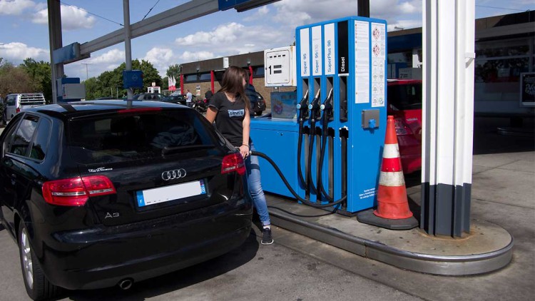 Umweltminister : Diesel soll teurer werden