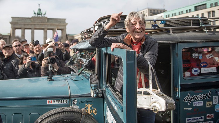 Weltreise im Oldtimer: Heidi Hetzer zurück in Berlin