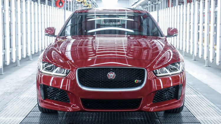 Jaguar XE: Vier Motoren zum Start