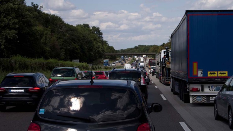 Studie: Lkw könnten viel weniger CO2 ausstoßen 