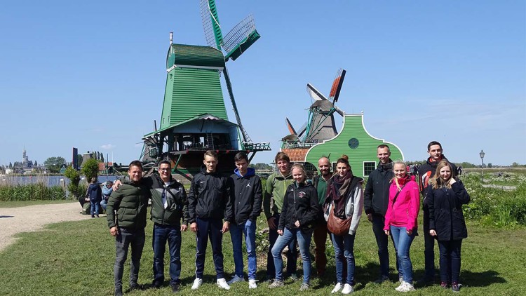 Gewinnerreise: Junge Lackierer zu Besuch bei AkzoNobel in Sassenheim