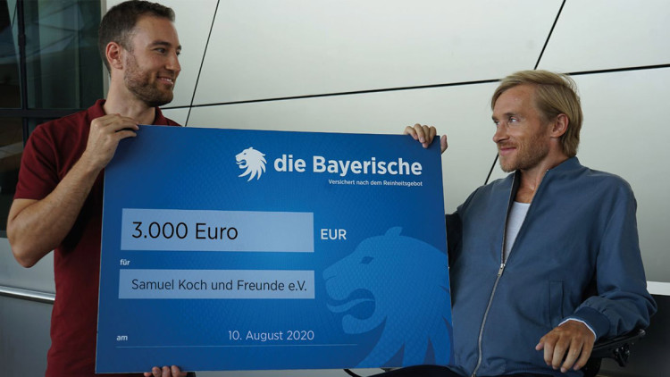 Die Bayerische: Spende an den Verein Samuel Koch und Freunde e.V.