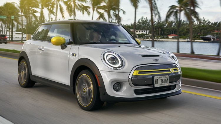 Mini Cooper SE: Typisch, in vielerlei Hinsicht