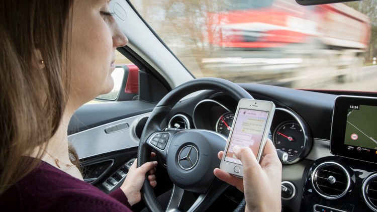 55. Verkehrsgerichtstag: Höhere Bußen für Smartphones am Steuer?