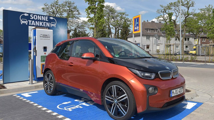 Aldi bietet Stromtankstellen für E-Autos