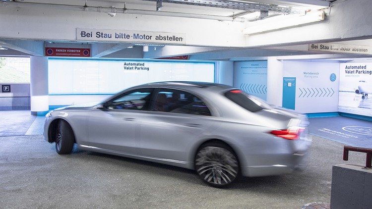 Autonomes Parken Stuttgarter Flughafen