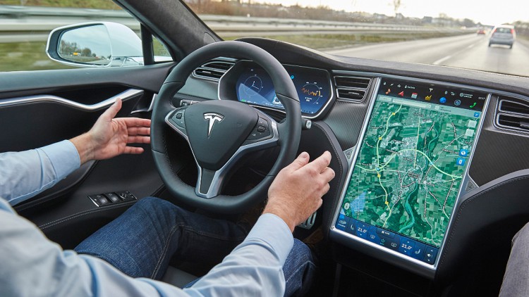Bundesamt an Tesla-Fahrer: "Lesen Sie die Bedienungsanleitung"