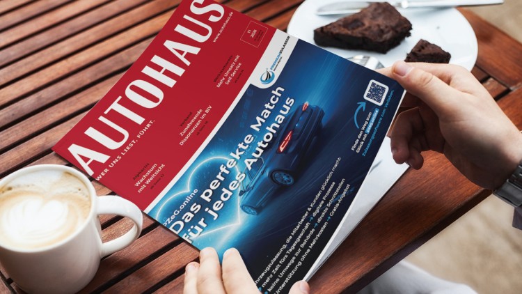 AUTOHAUS 11/2026 liegt auf einem Tisch mit Kaffee und Kuchen
