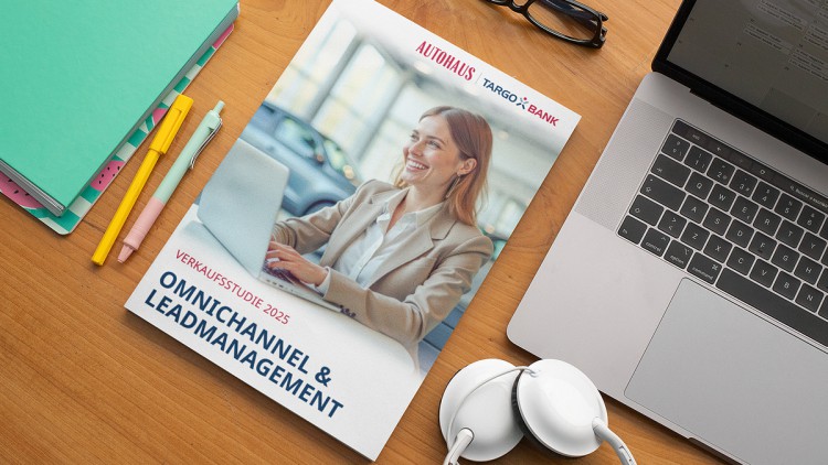 Die AUTOHAUS Targobank Verkaufsstudie 2025 liegt auf einem Schreibtisch