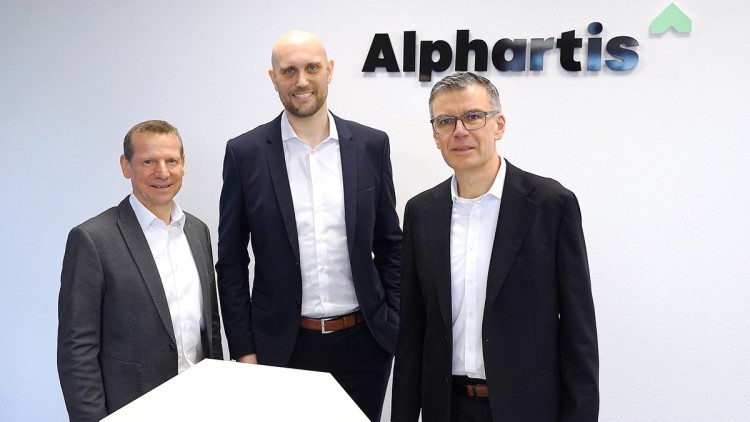Alexander Kramer, Vorstand Vertrieb der Alphartis SE (li.) und Thomas Linderich, Vorstand After Sales (rechts), heißen Mark Geißendörfer bei der bhg Autohandelsgesellschaft willkommen.