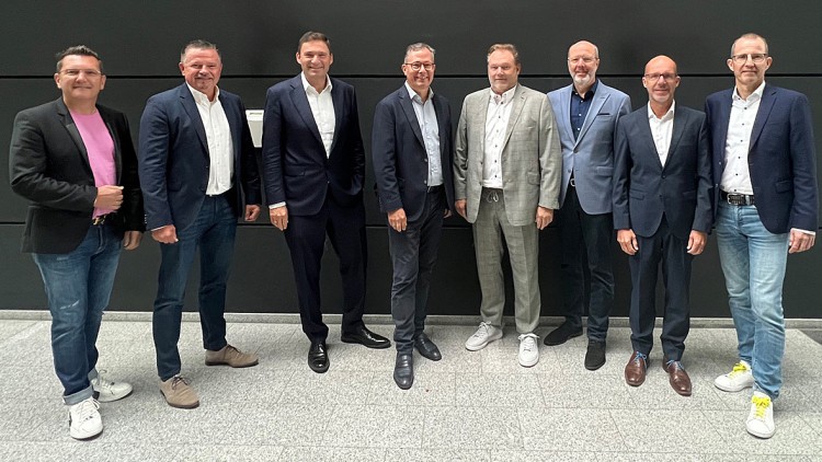 Die Vertreter der Allianz Deutscher Stellantis Partner: Jörg Heidenreich, Peter Gerards, Roman Still, Adria Glöckner, Thomas Gauch, Ubbo Latajka, Peter Hübner, Jürgen Hölz (Kaufm. Geschäftsführer VDOH) Nicht auf dem Bild: Thomas Kummich und Tom Rick.