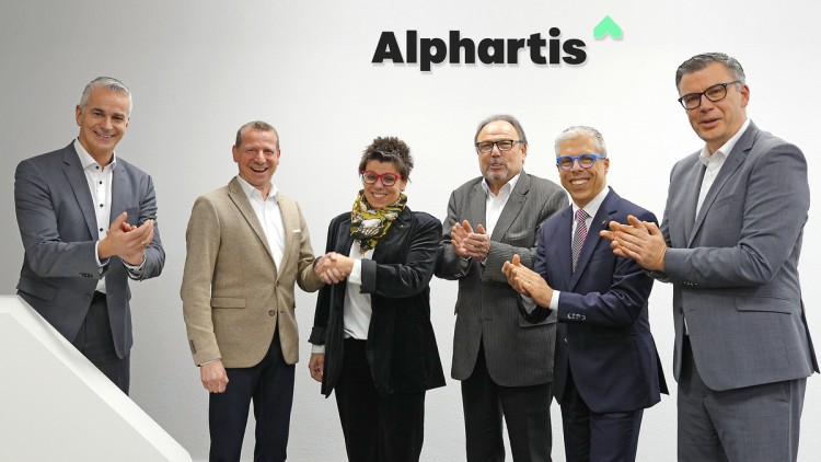 Handschlag und viel Applaus (v.l.n.r.): Hans-Peter Deuschle (Alphartis Vorstand Finanzen), Alexander Kramer (Alphartis Vorstand Vertrieb), Martina Stoppanski-Auracher (Geschäftsführerin Autohaus Stoppanski), Rolf Stoppanski, Volker Auracher (beide Geschäf