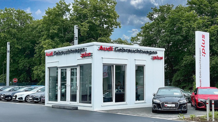 Zwei Verkäuferarbeitsplätze mit kleinem Lagerraum beherbergt der GW-Verkaufspavillon im Audi Zentrum in Bonn.