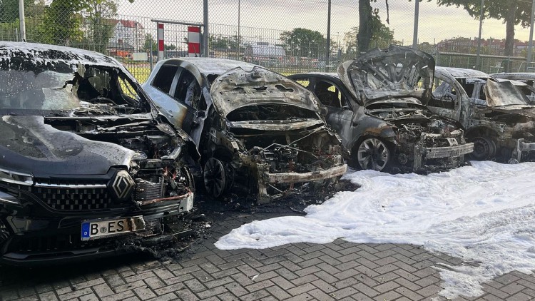 Feuer im Hinterhof: Autohaus König Opfer gezielter Brandstiftung