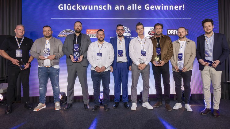 Denis Belan, Deutschland-Chef von Auto1.com (re.), mit den Preisträgern der ersten Dealer Awards der Gebrauchtwagenplattform.