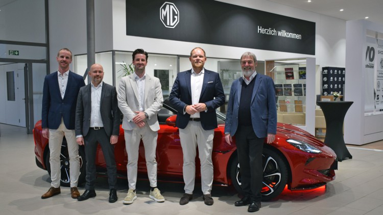 V.l.n.r.: Harald König (MG Deutschland), Vitali Klein (Geschäftsführer Autohaus Ostmann Gruppe), Steffen Bracht (Verkaufsleiter Bad Arolsen), Karsten Dornheim (MG Deutschland) und Reinhard Ostmann (Geschäftsführer Autohaus Ostmann Gruppe)