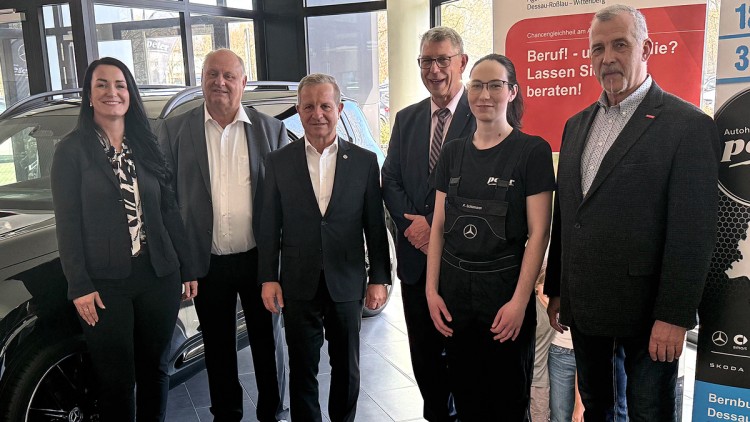 V.l.n.r.: Christian Dost, Helmut Peter (beide Autohaus Peter), Thomas Peckruhn (ZDK), Pia Schumann (Autohaus Peter), Olaf Ruch (Agentur für Arbeit Sachsen-Anhalt Ost) und  Thomas Kleindorf (Handwerkskammer Halle/Saale)
